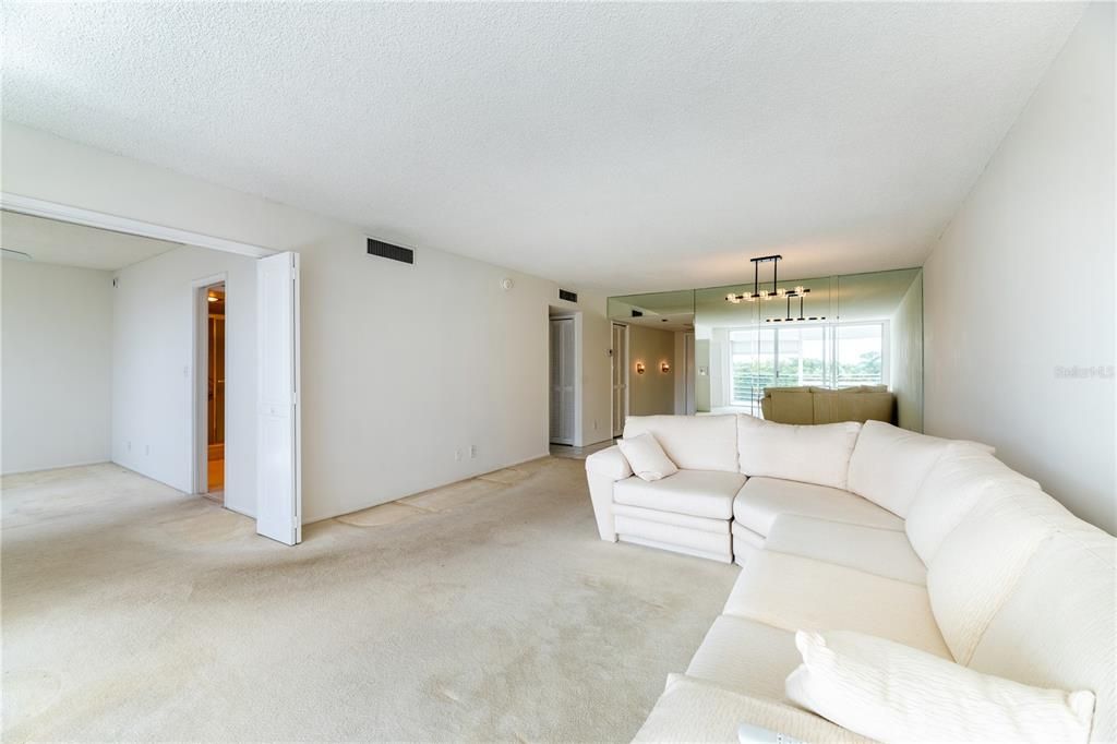 For Sale: $179,900 (2 beds, 2 baths, 1064 Square Feet)