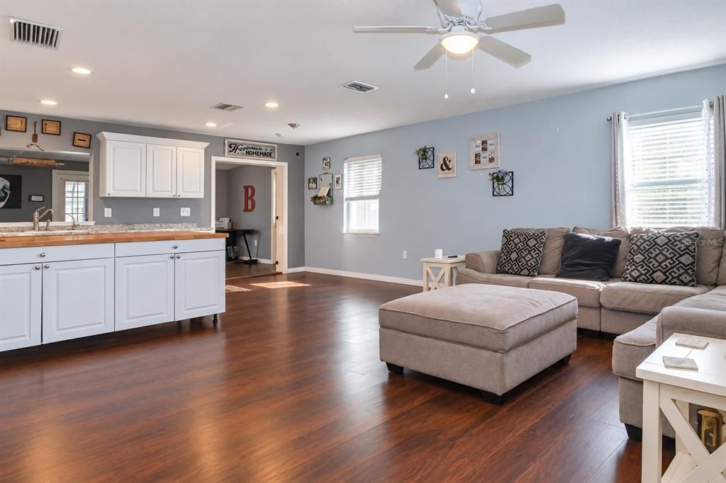 For Sale: $369,000 (3 beds, 2 baths, 1600 Square Feet)
