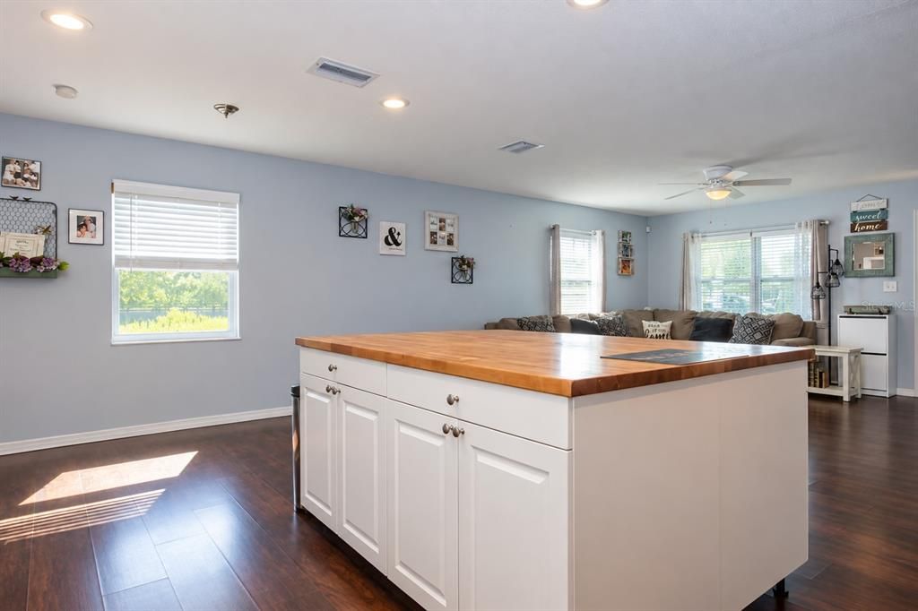 For Sale: $369,000 (3 beds, 2 baths, 1600 Square Feet)