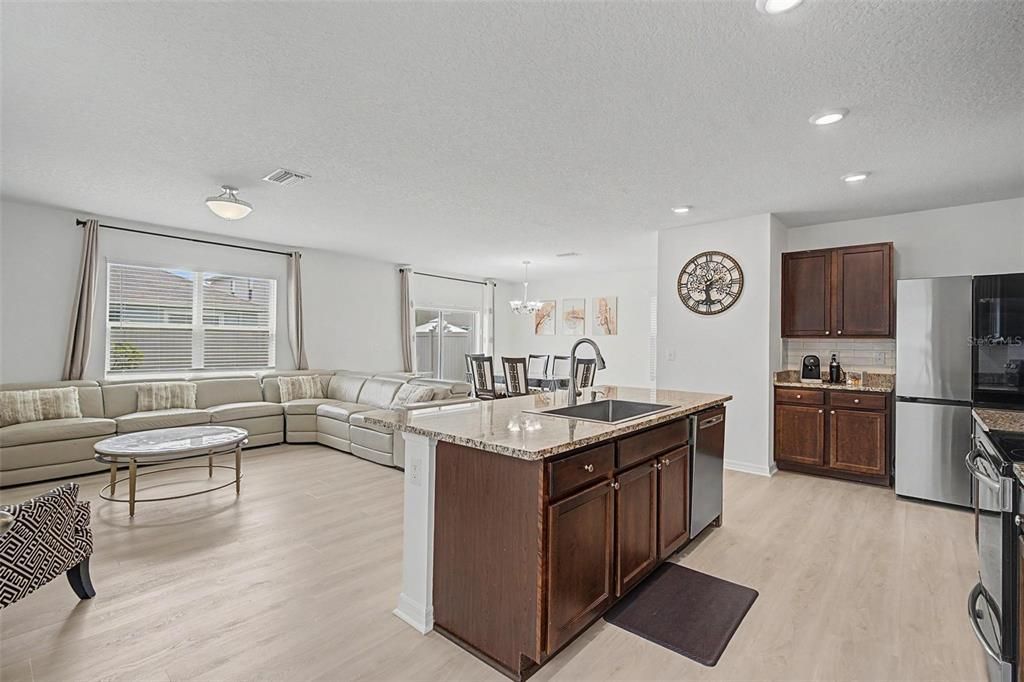 For Sale: $400,000 (4 beds, 2 baths, 2260 Square Feet)