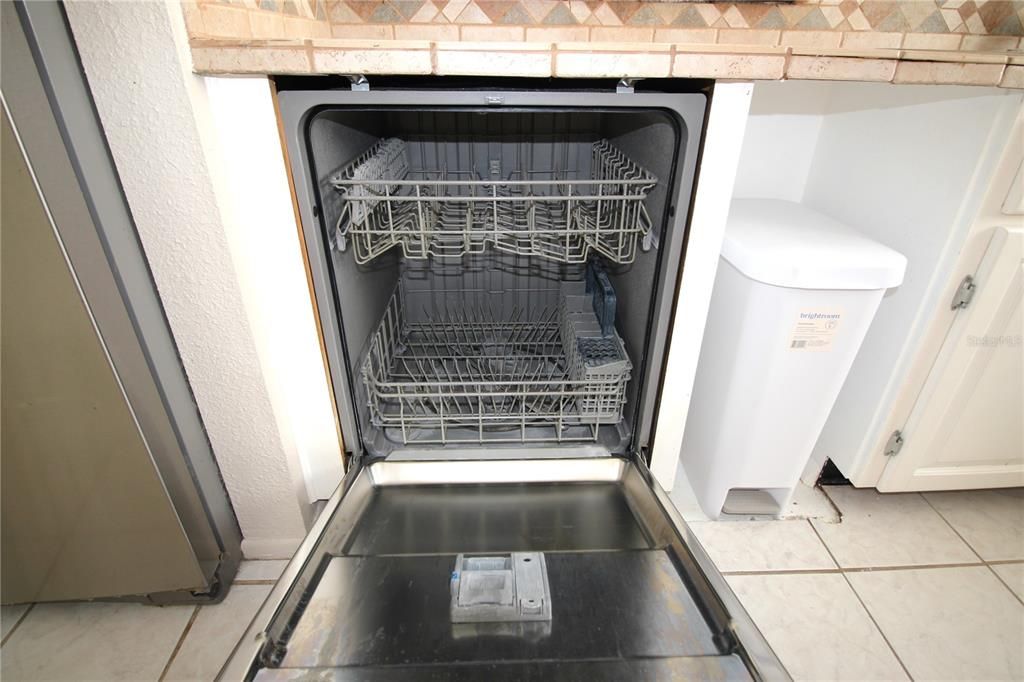 For Rent: $3,100 (4 beds, 2 baths, 1730 Square Feet)