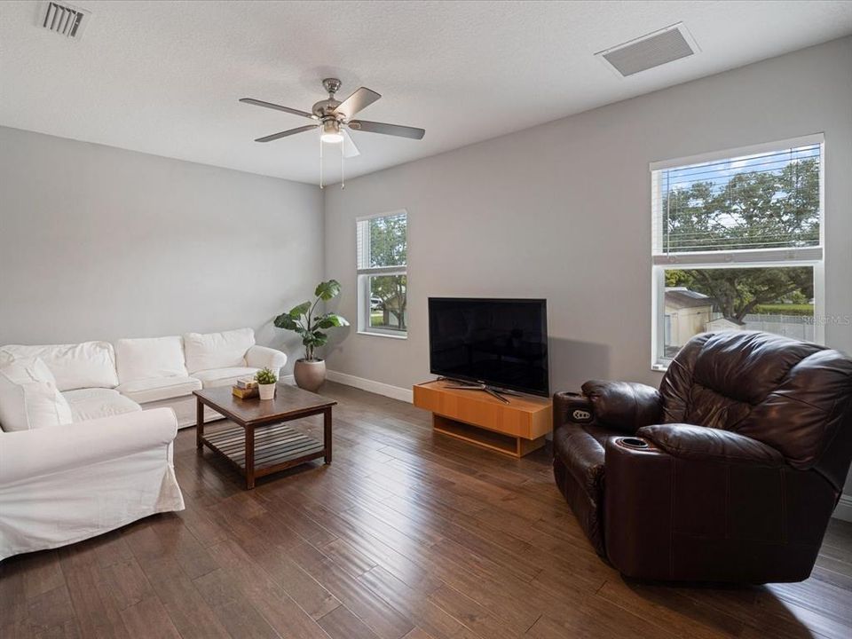 Activo con contrato: $795,500 (5 camas, 3 baños, 3196 Pies cuadrados)