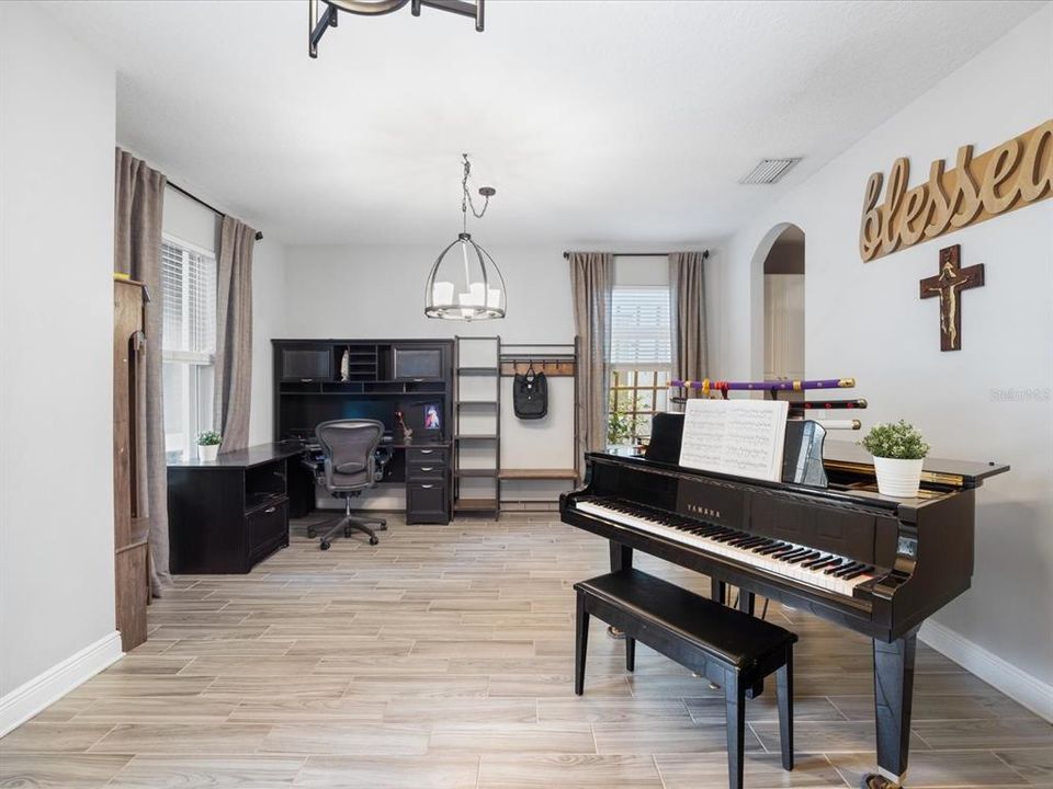 Activo con contrato: $795,500 (5 camas, 3 baños, 3196 Pies cuadrados)