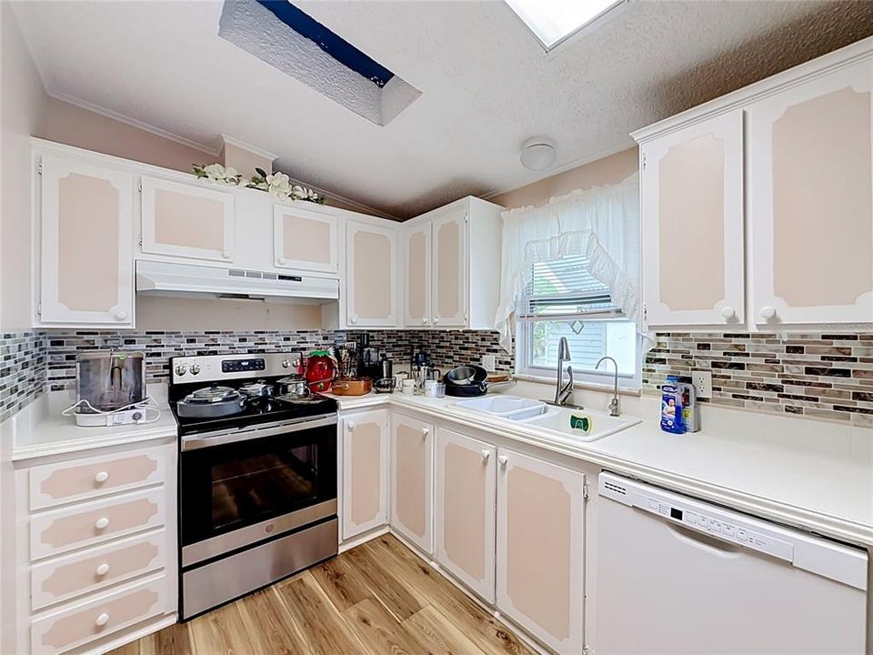 На продажу: $174,900 (2 спален, 2 ванн, 1296 Квадратных фут)