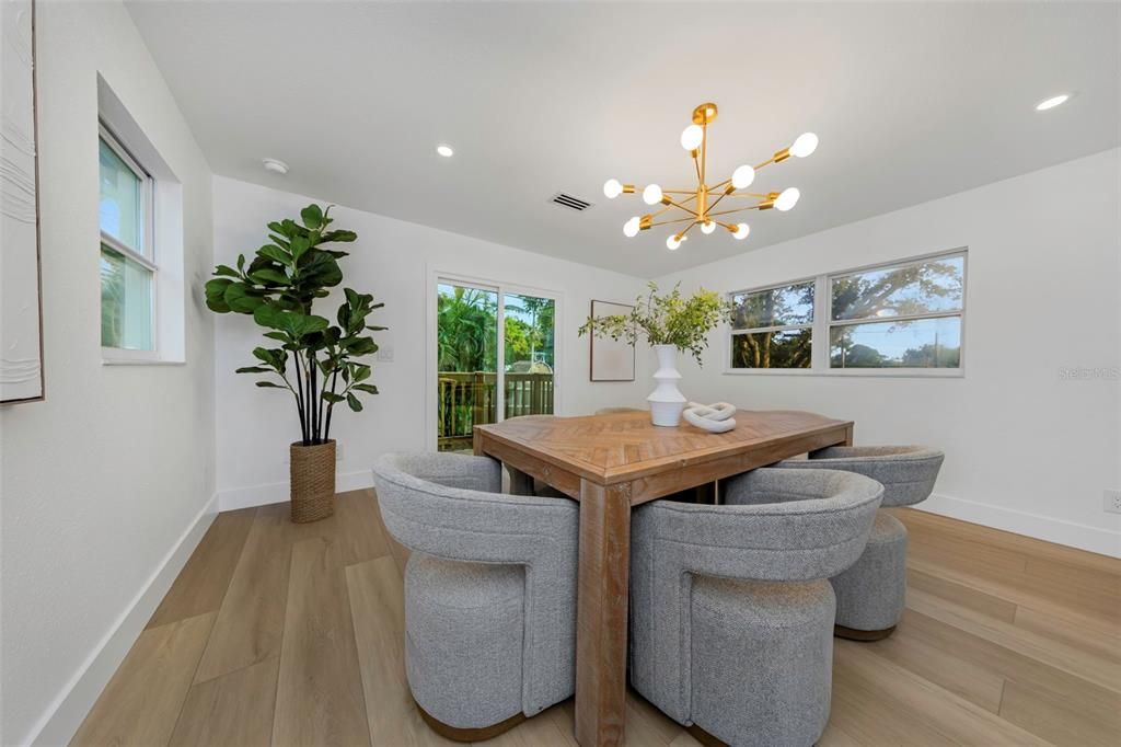 En Venta: $925,000 (4 camas, 3 baños, 2733 Pies cuadrados)
