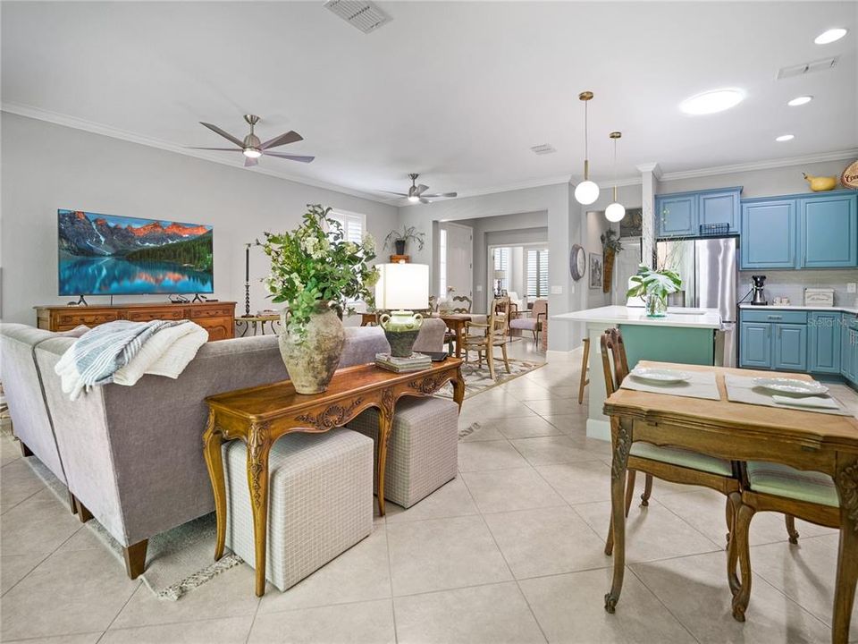 For Sale: $293,392 (2 beds, 2 baths, 1556 Square Feet)