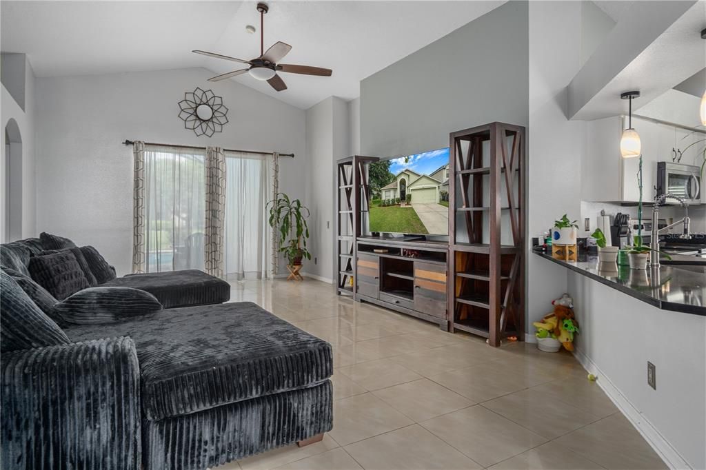 En Venta: $435,000 (4 camas, 3 baños, 1821 Pies cuadrados)