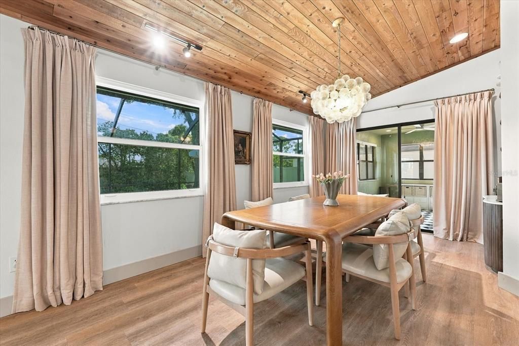 En Venta: $899,000 (4 camas, 2 baños, 2510 Pies cuadrados)