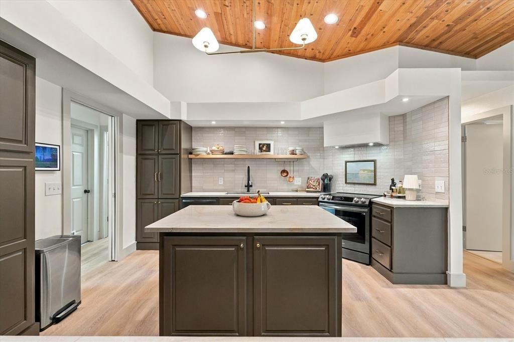 En Venta: $899,000 (4 camas, 2 baños, 2510 Pies cuadrados)