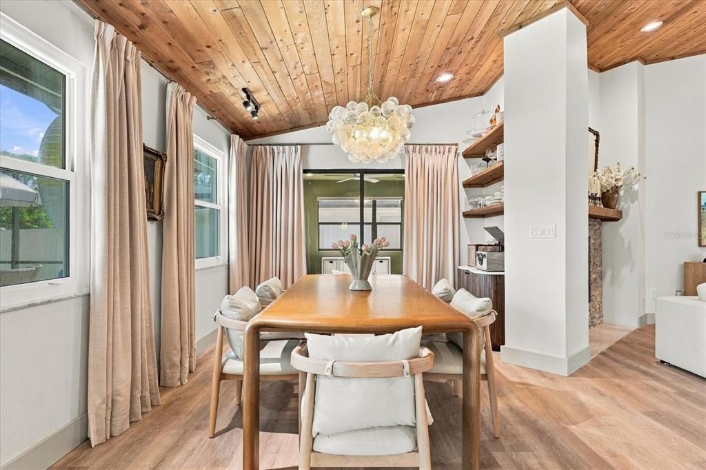 En Venta: $899,000 (4 camas, 2 baños, 2510 Pies cuadrados)