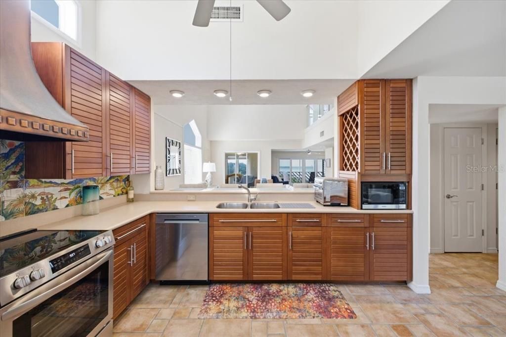 For Sale: $739,000 (2 beds, 2 baths, 2321 Square Feet)