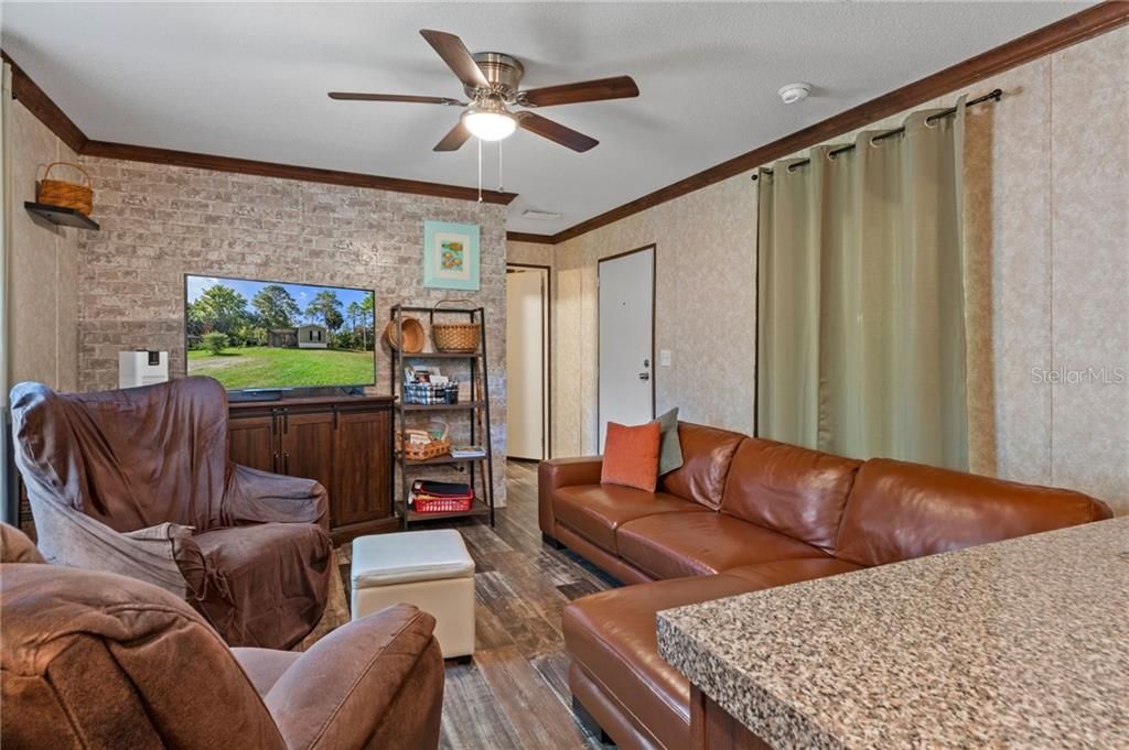 For Sale: $229,000 (2 beds, 2 baths, 728 Square Feet)