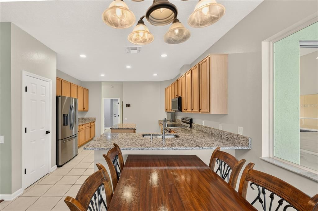 Activo con contrato: $715,000 (5 camas, 3 baños, 3156 Pies cuadrados)