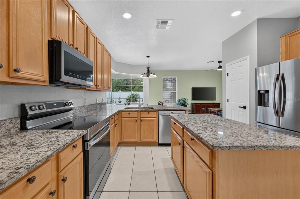 Activo con contrato: $715,000 (5 camas, 3 baños, 3156 Pies cuadrados)