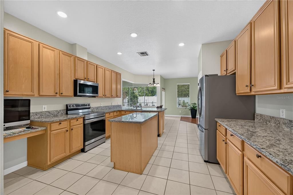 Activo con contrato: $715,000 (5 camas, 3 baños, 3156 Pies cuadrados)