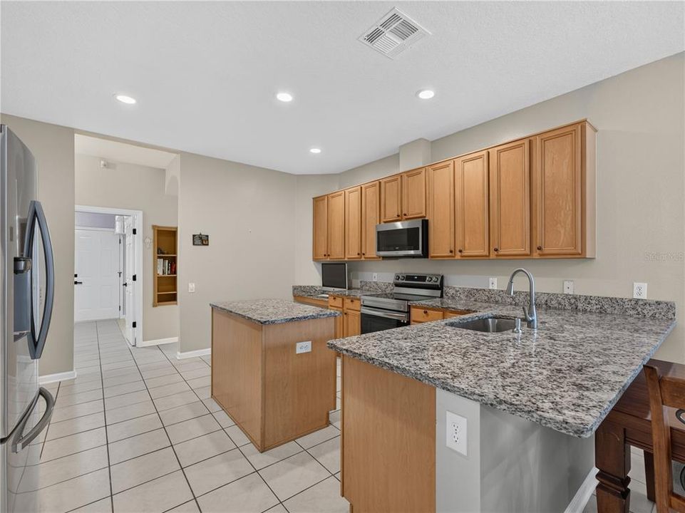 Activo con contrato: $715,000 (5 camas, 3 baños, 3156 Pies cuadrados)
