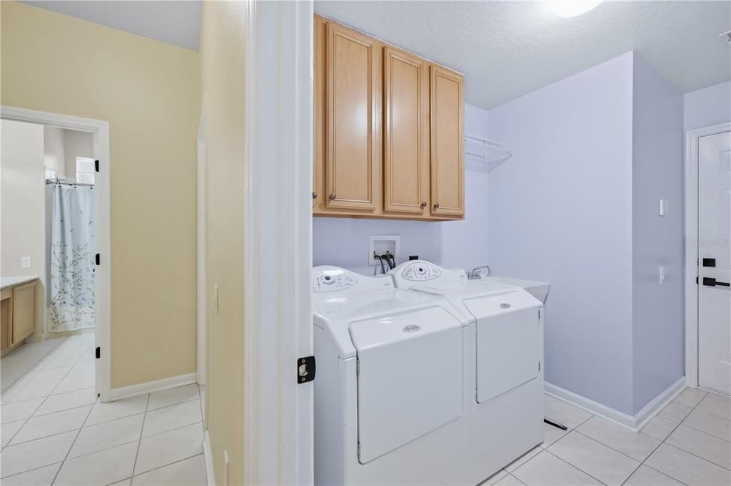 Activo con contrato: $715,000 (5 camas, 3 baños, 3156 Pies cuadrados)