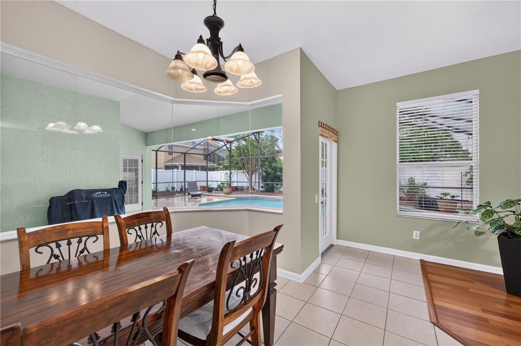 Activo con contrato: $715,000 (5 camas, 3 baños, 3156 Pies cuadrados)