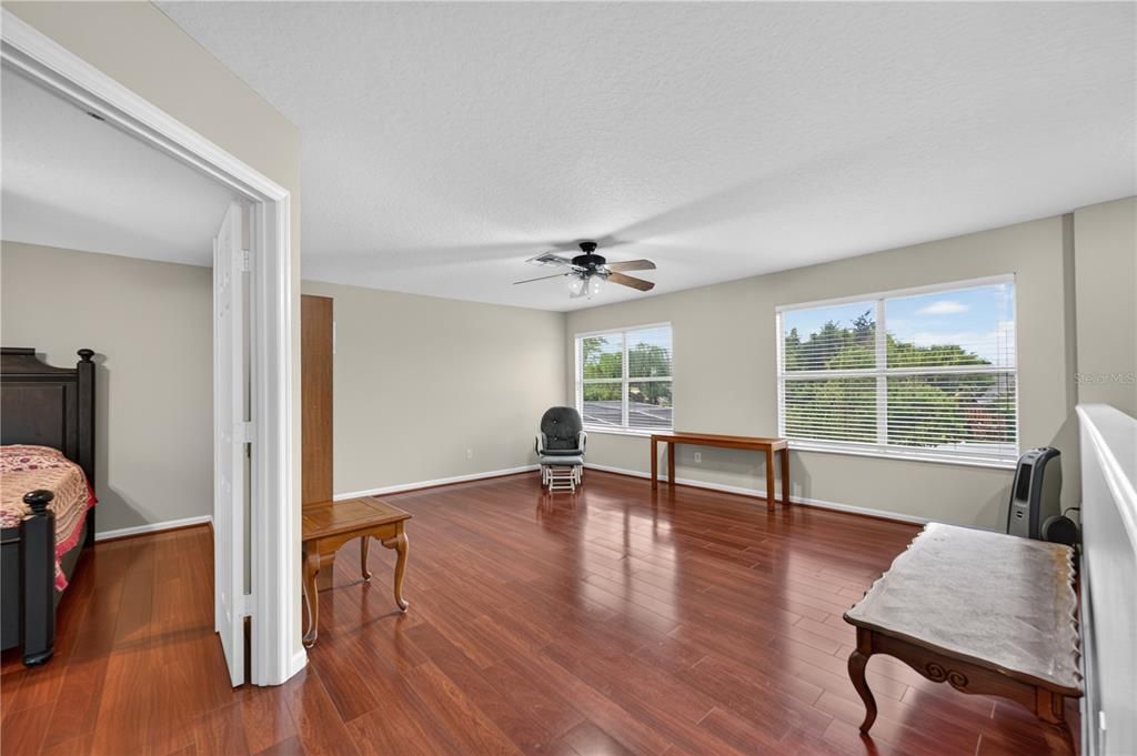 Activo con contrato: $715,000 (5 camas, 3 baños, 3156 Pies cuadrados)