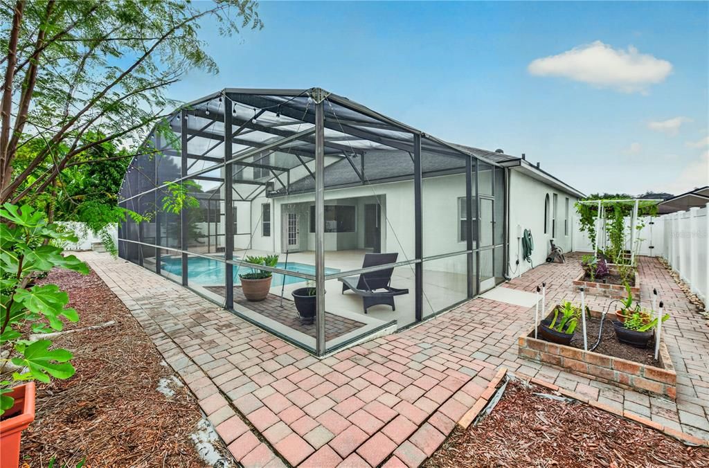 Activo con contrato: $715,000 (5 camas, 3 baños, 3156 Pies cuadrados)