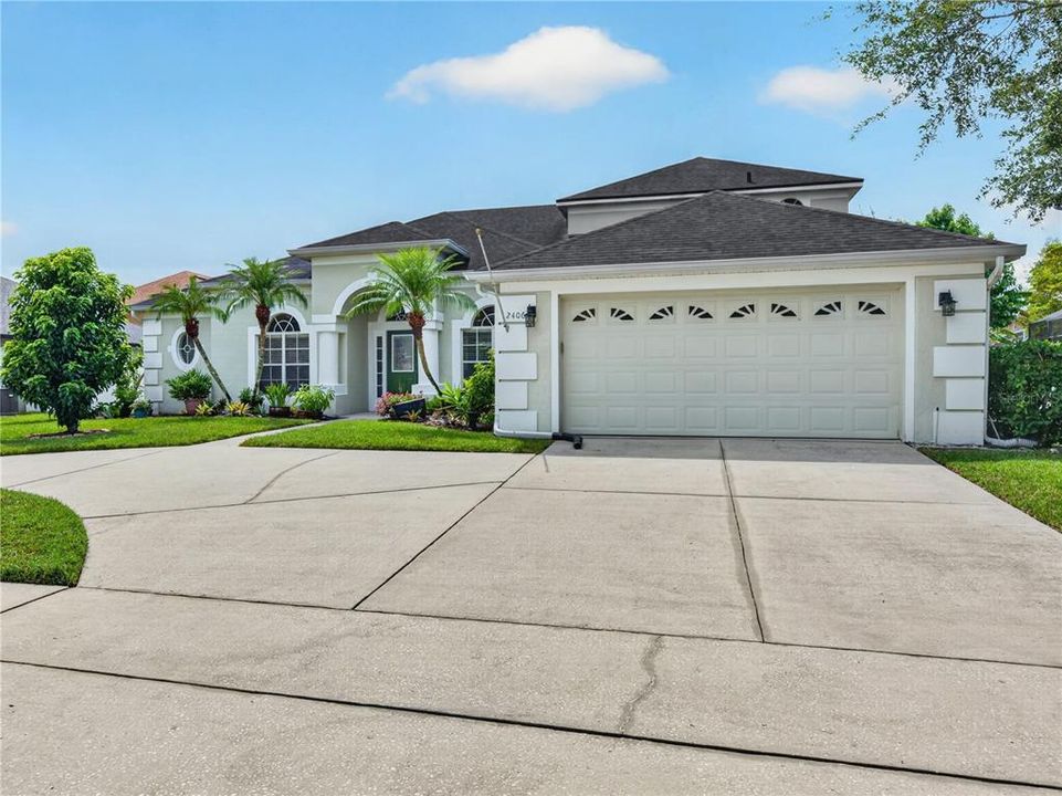 Activo con contrato: $715,000 (5 camas, 3 baños, 3156 Pies cuadrados)