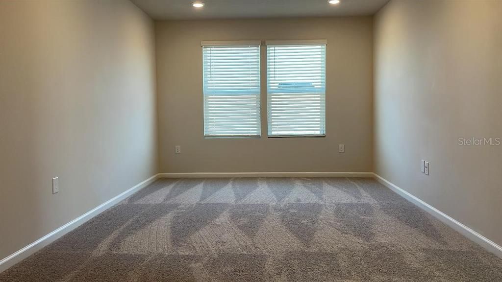 For Rent: $2,600 (5 beds, 3 baths, 3106 Square Feet)