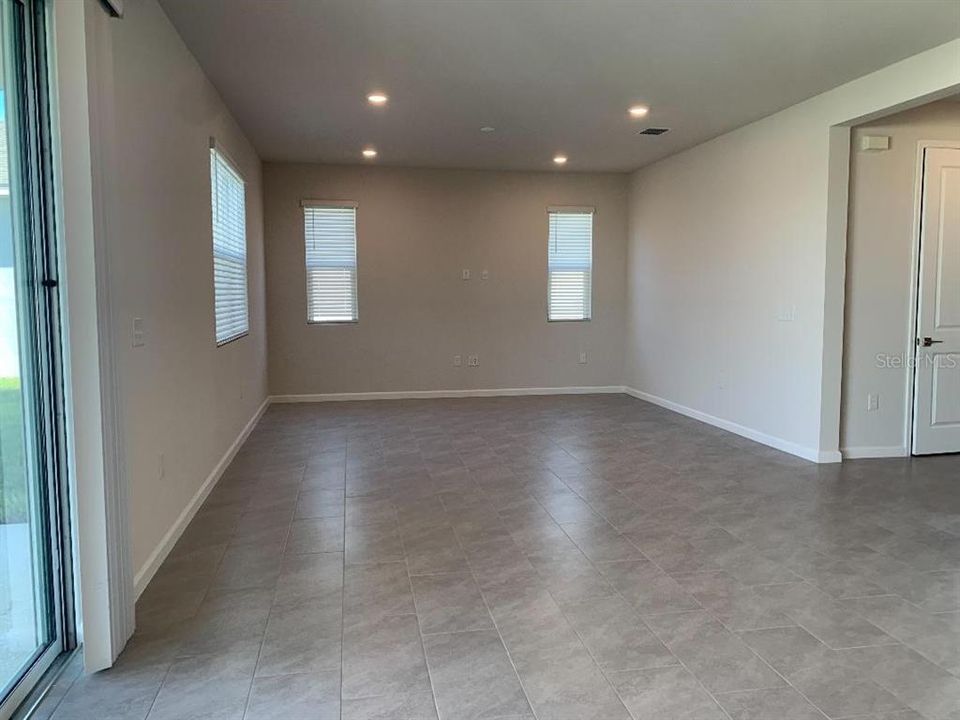 For Rent: $2,600 (5 beds, 3 baths, 3106 Square Feet)