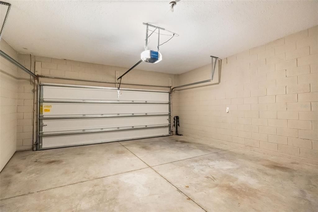 For Sale: $369,900 (4 beds, 3 baths, 1941 Square Feet)