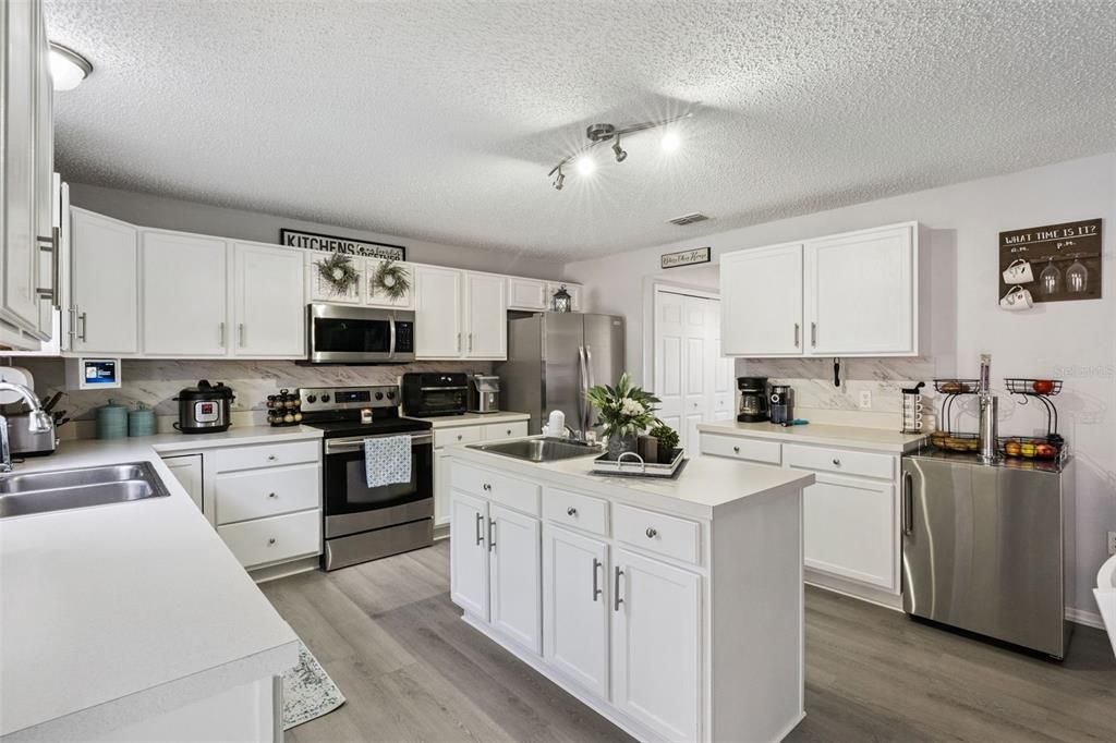 For Sale: $590,000 (4 beds, 3 baths, 2998 Square Feet)