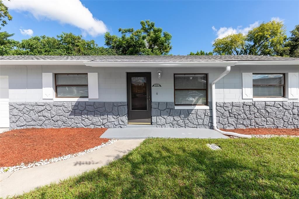 For Sale: $335,000 (3 beds, 2 baths, 1053 Square Feet)