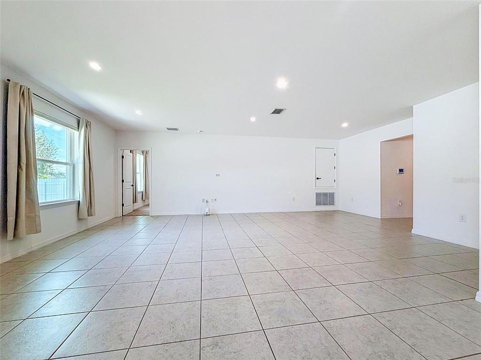 For Sale: $359,000 (4 beds, 2 baths, 1868 Square Feet)