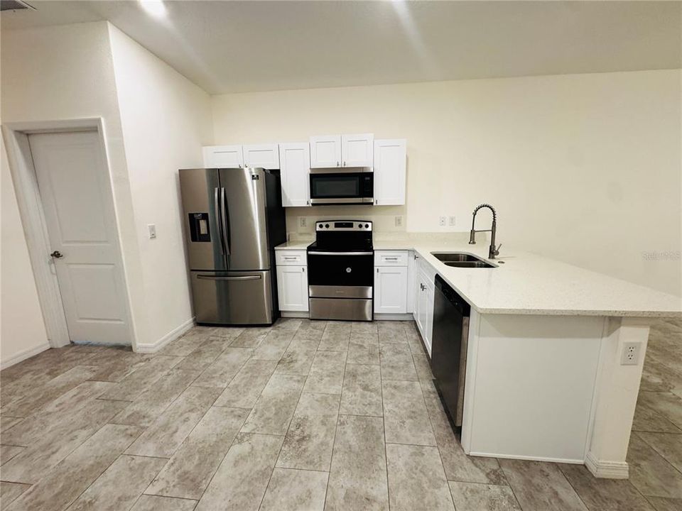 For Rent: $1,750 (3 beds, 2 baths, 2461 Square Feet)