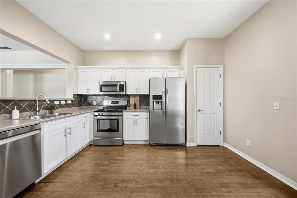 For Sale: $339,900 (3 beds, 2 baths, 1296 Square Feet)