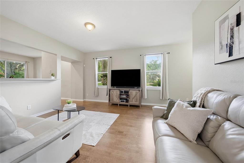 For Sale: $339,900 (3 beds, 2 baths, 1296 Square Feet)