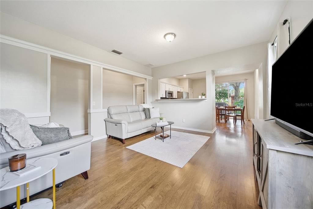 For Sale: $339,900 (3 beds, 2 baths, 1296 Square Feet)