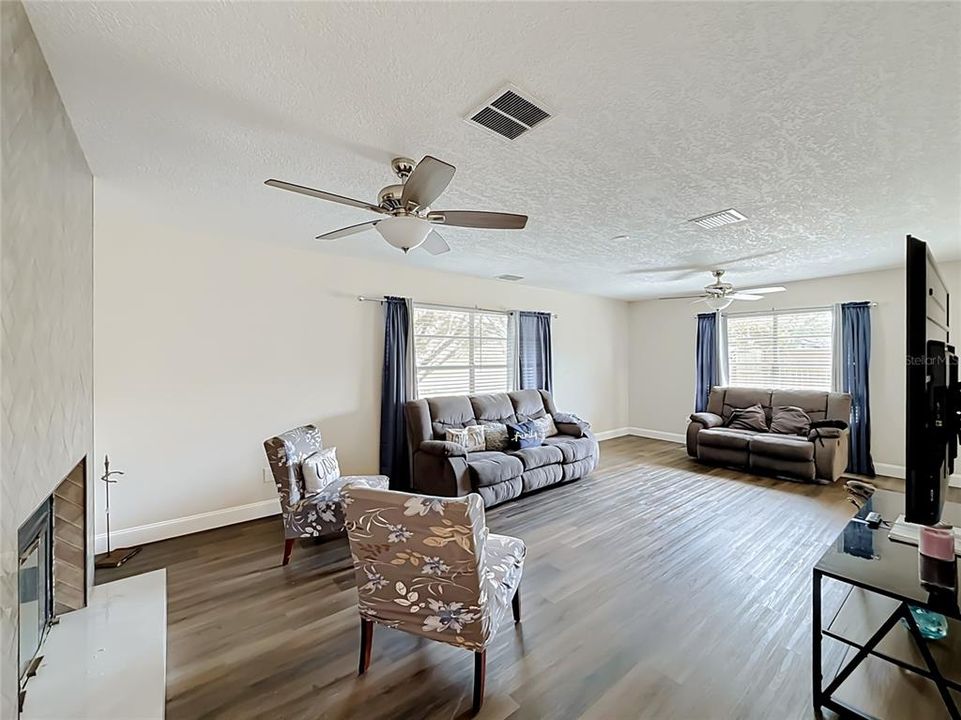 En Venta: $299,900 (3 camas, 2 baños, 1935 Pies cuadrados)