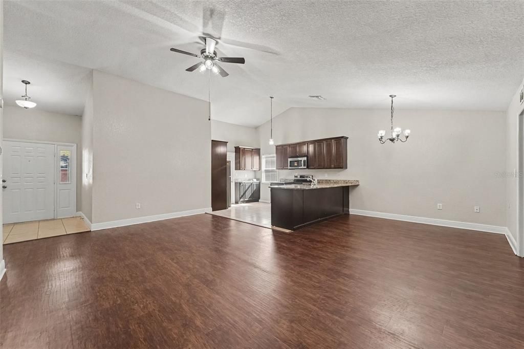 For Sale: $294,900 (4 beds, 2 baths, 1670 Square Feet)
