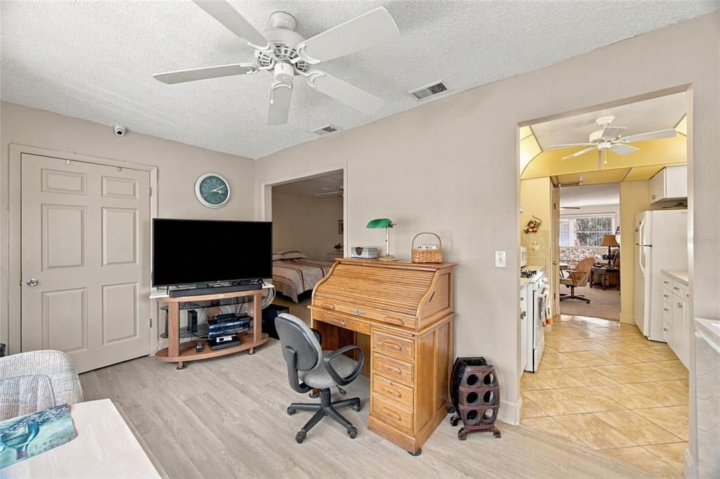 For Sale: $129,999 (2 beds, 2 baths, 1185 Square Feet)