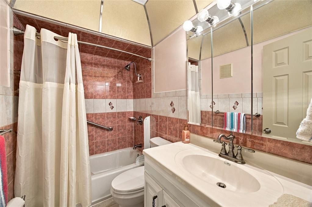 For Sale: $129,999 (2 beds, 2 baths, 1185 Square Feet)