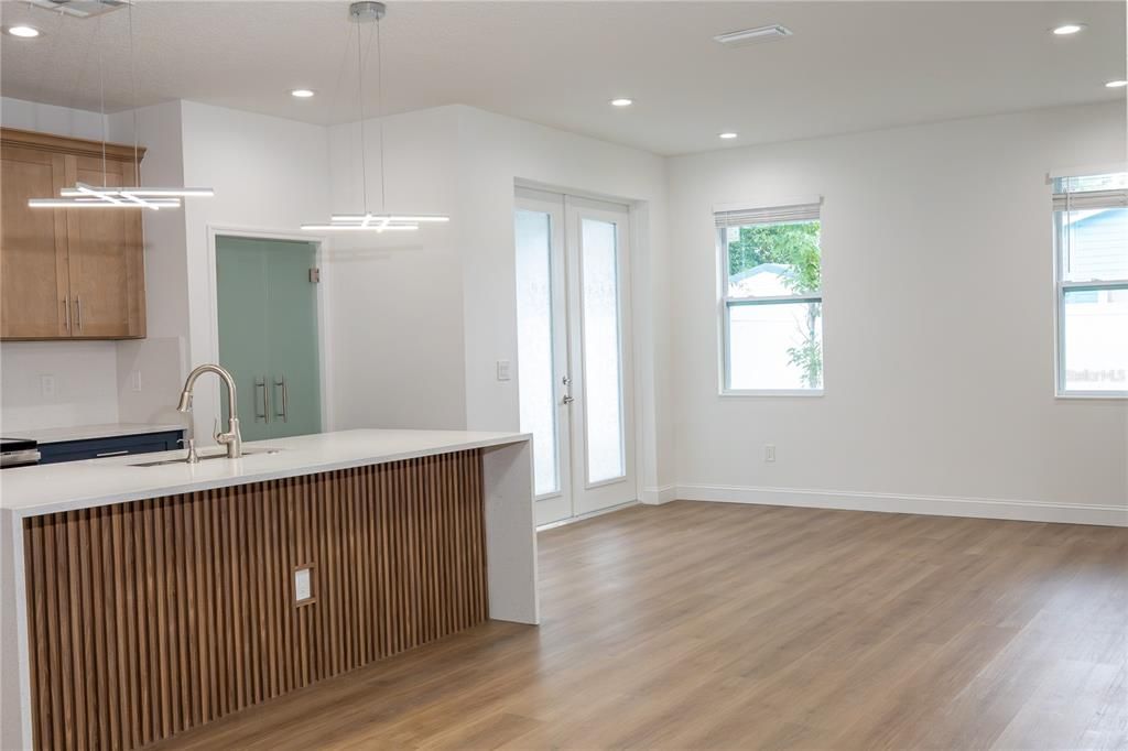 En Venta: $410,000 (3 camas, 2 baños, 1388 Pies cuadrados)