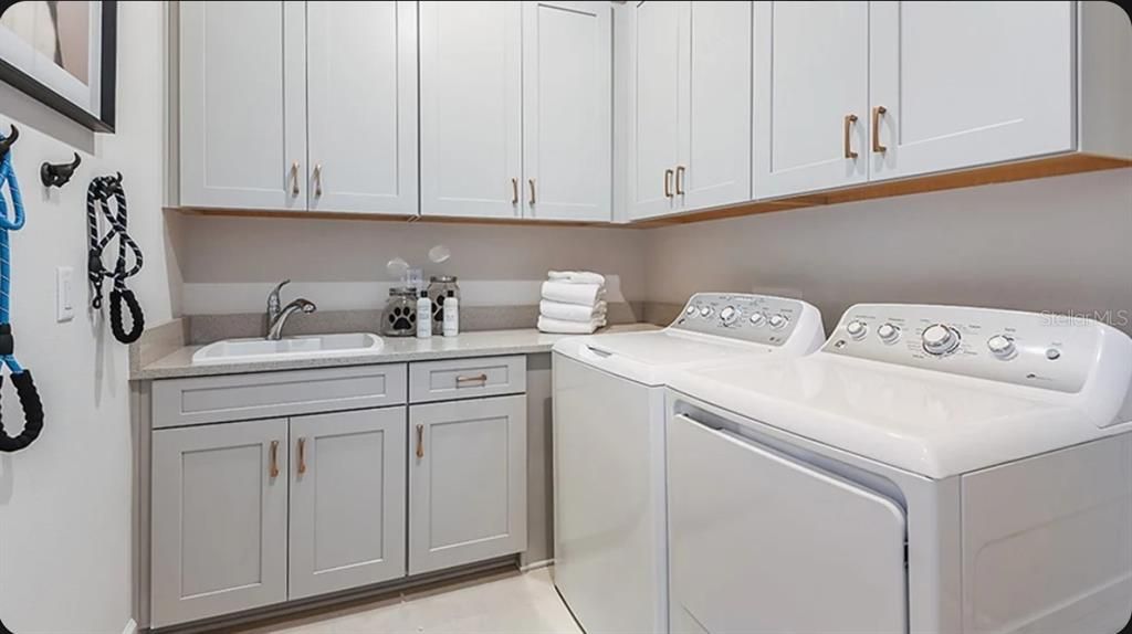 En Venta: $1,040,204 (3 camas, 3 baños, 2406 Pies cuadrados)