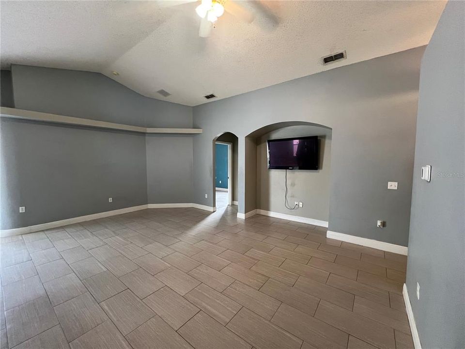 For Sale: $279,900 (3 beds, 2 baths, 1374 Square Feet)