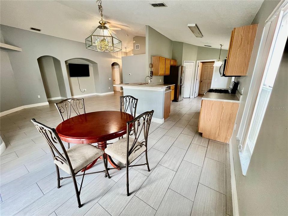 For Sale: $279,900 (3 beds, 2 baths, 1374 Square Feet)