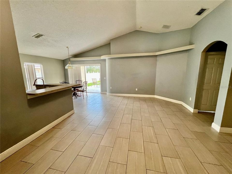For Sale: $279,900 (3 beds, 2 baths, 1374 Square Feet)