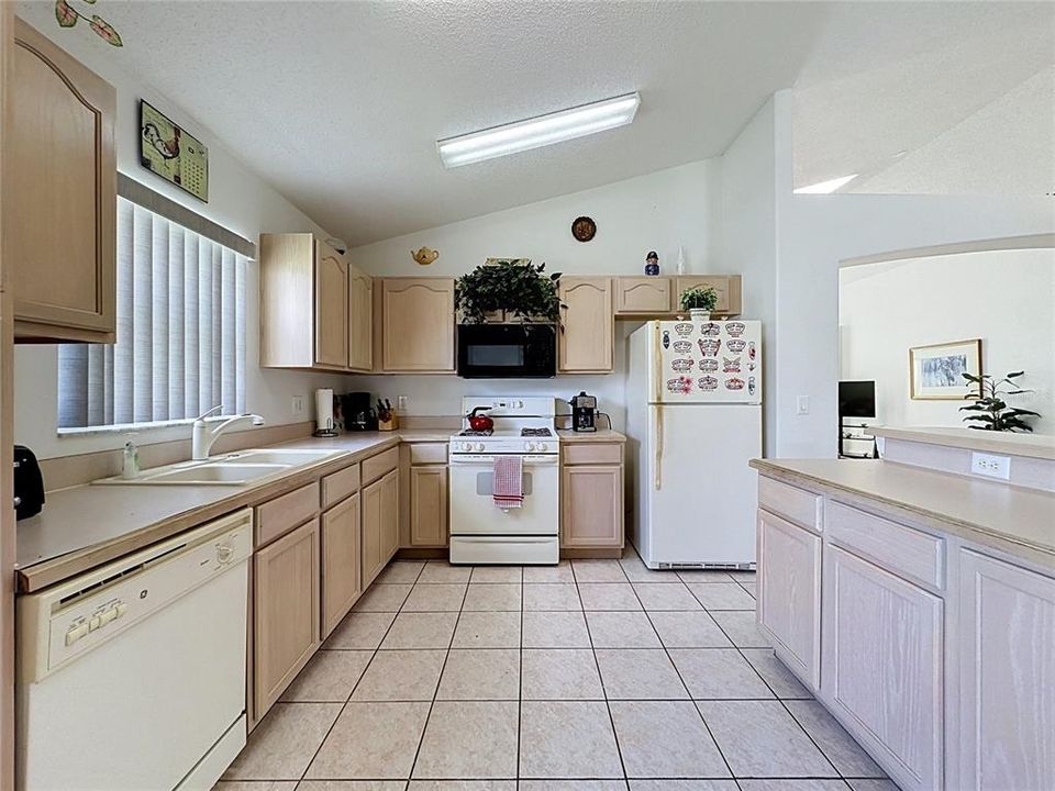 For Sale: $479,999 (5 beds, 4 baths, 2136 Square Feet)