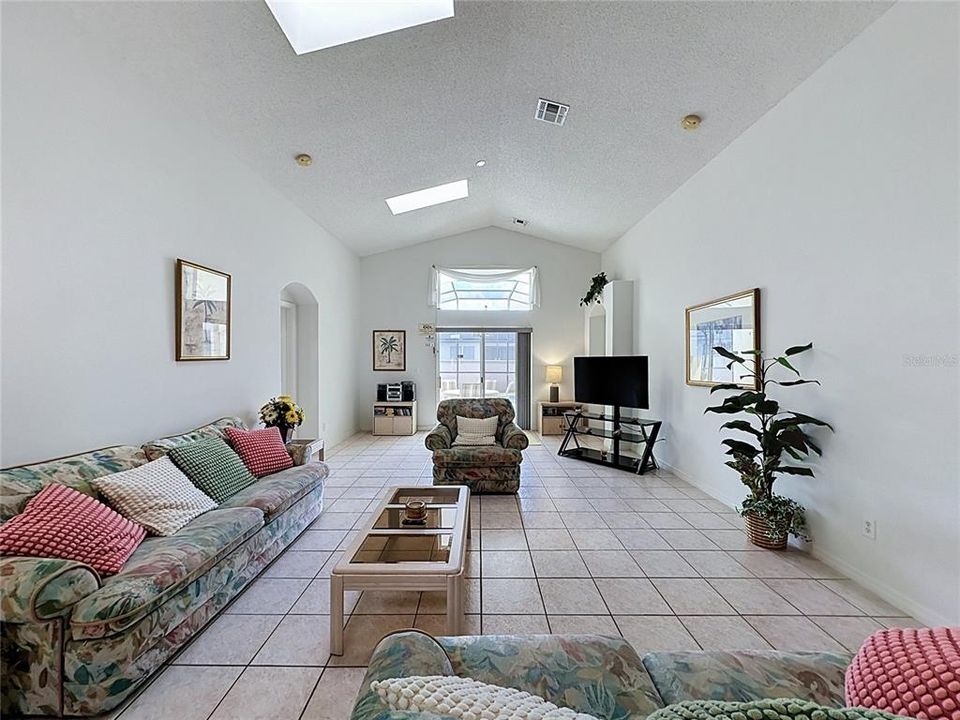 For Sale: $479,999 (5 beds, 4 baths, 2136 Square Feet)