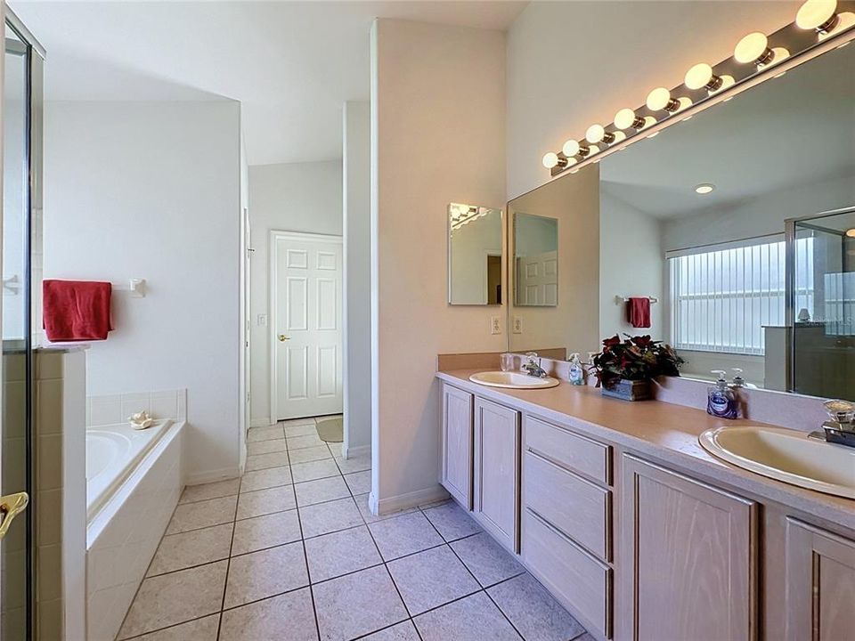 For Sale: $479,999 (5 beds, 4 baths, 2136 Square Feet)