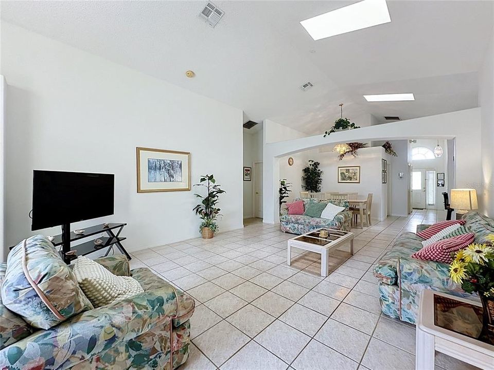 For Sale: $479,999 (5 beds, 4 baths, 2136 Square Feet)