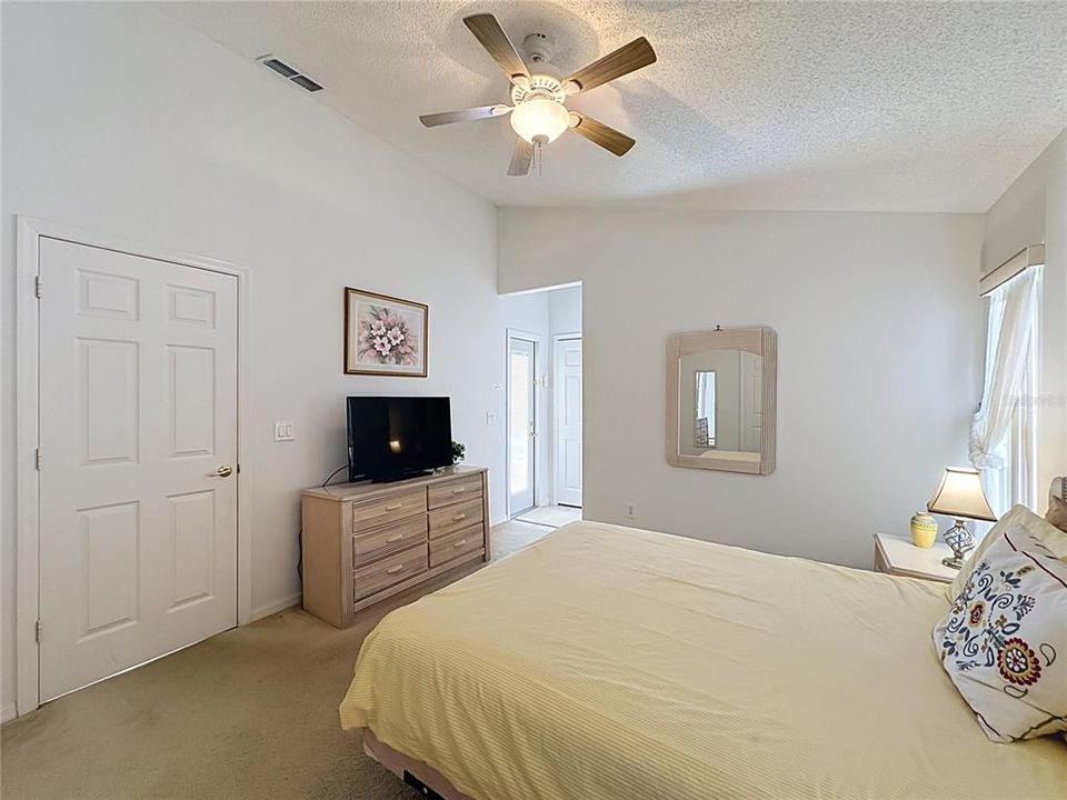 For Sale: $479,999 (5 beds, 4 baths, 2136 Square Feet)