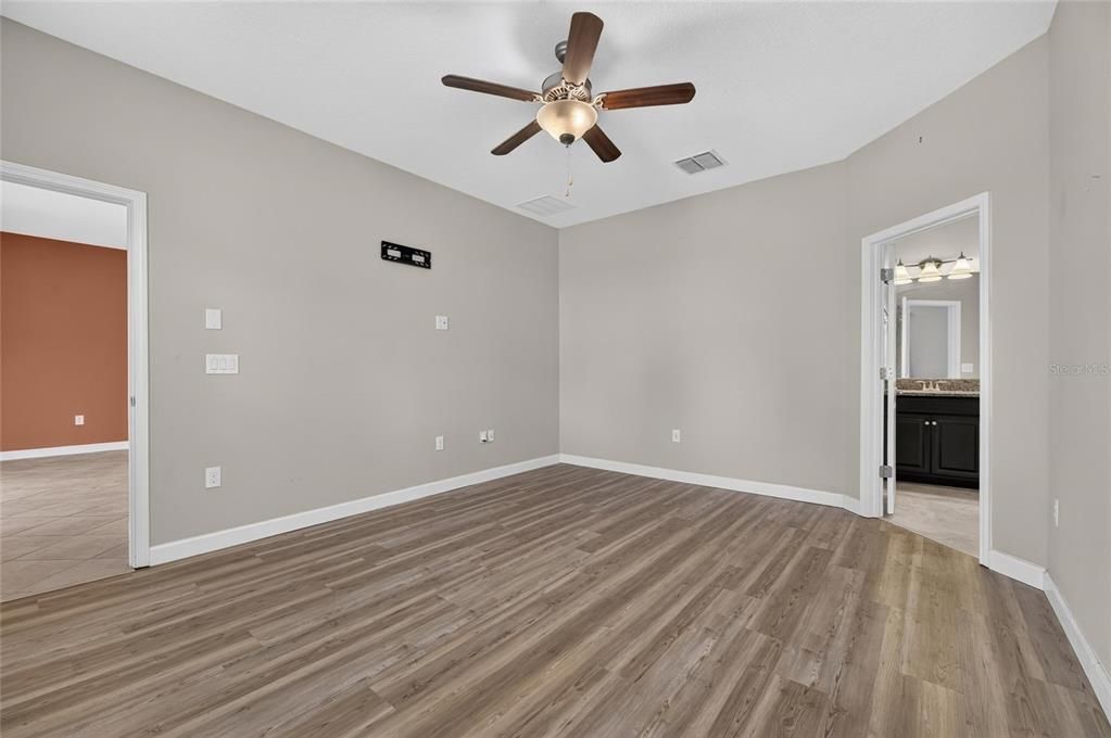 For Sale: $355,000 (3 beds, 2 baths, 1752 Square Feet)